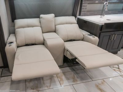 2026 Fleetwood Discovery LXE - Photo 13