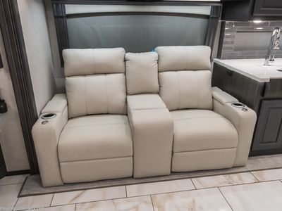 2026 Fleetwood Discovery LXE - Photo 12