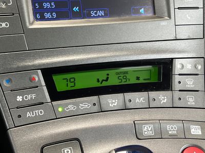 2015 Toyota Prius - Photo 21