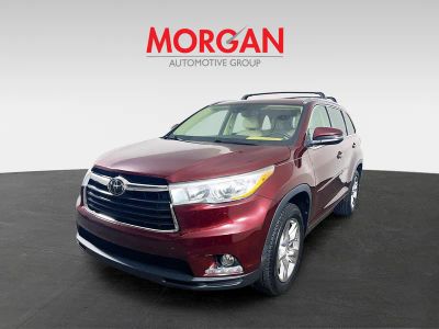 2015 Toyota Highlander — rear three-quarter view