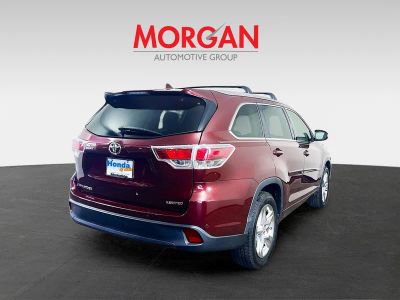 2015 Toyota Highlander — engine compartment view
