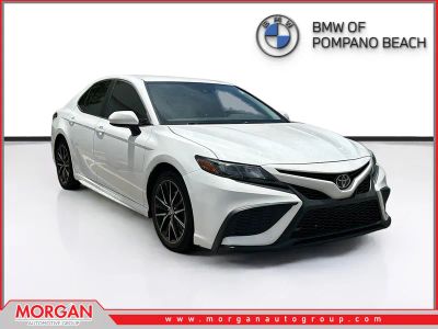 2021 Toyota Camry SE in Super White — front three-quarter view