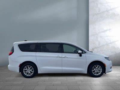 2023 Chrysler Voyager — photo 7 view