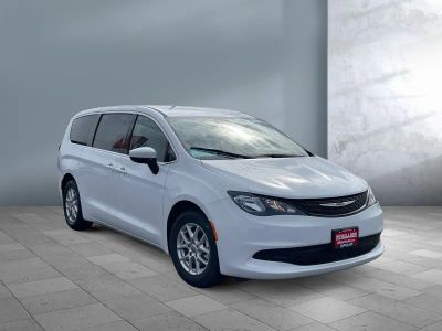 2023 Chrysler Voyager — photo 8 view