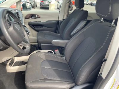 2023 Chrysler Voyager — photo 10 view