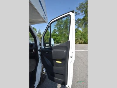 2021 Thor Motor Coach Freedom Elite — photo 10 view