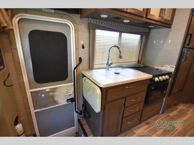 2021 Thor Motor Coach Freedom Elite — photo 33 view