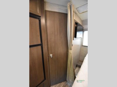 2021 Thor Motor Coach Freedom Elite — photo 41 view