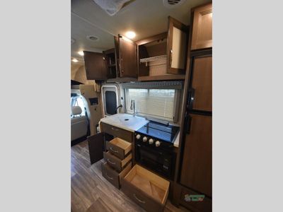 2021 Thor Motor Coach Freedom Elite — photo 38 view