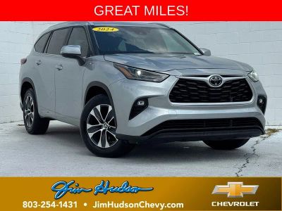 2024 Toyota Highlander XLE in Celestial Silver Metallic — front three-quarter view