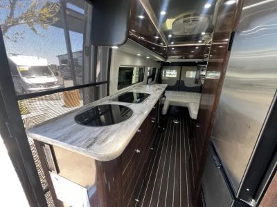2018 Airstream INTERSTATE — engine compartment view