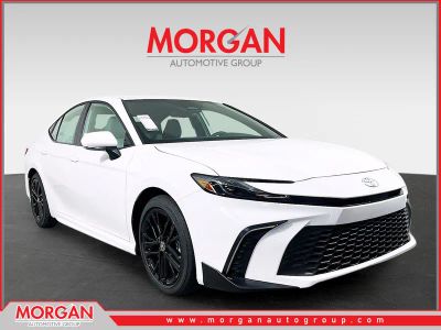 2026 Toyota Camry SE in White — front three-quarter view