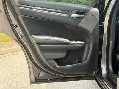 2017 Chrysler 300 - Photo 28