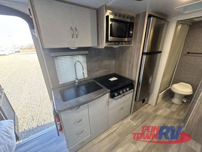 2022 Winnebago Micro Minnie — photo 17 view