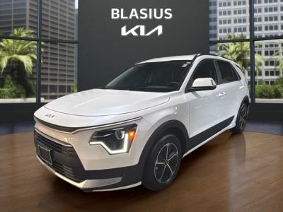 2025 Kia Niro EX in Snow White Pearl — front three-quarter view