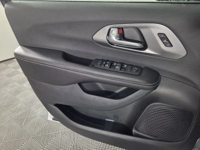 2026 Chrysler Pacifica — photo 16 view