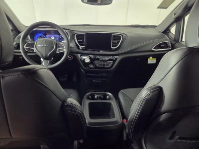 2026 Chrysler Pacifica — photo 19 view