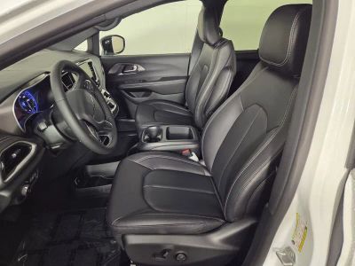 2026 Chrysler Pacifica — photo 9 view