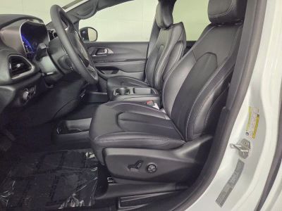 2026 Chrysler Pacifica — photo 10 view