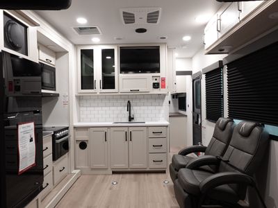 2026 Grand Design Momentum G-Class - Photo 6