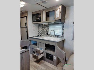 2021 Gulf Stream RV Friendship — photo 25 view