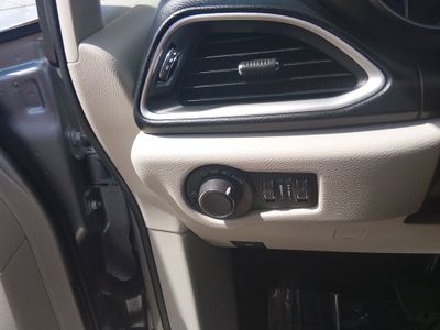 2020 Chrysler Voyager - Photo 13