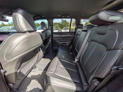 2025 Jeep Grand Cherokee — photo 12 view