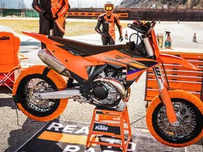 2026 KTM 450 SMR — front three-quarter view