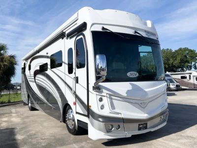 2024 Fleetwood DISCOVERY — front three-quarter view