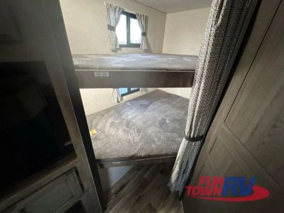 2021 Venture RV SportTrek - Photo 46