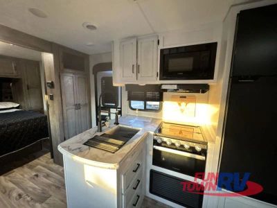 2021 Venture RV SportTrek - Photo 4