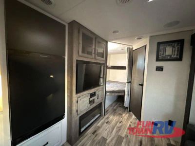 2021 Venture RV SportTrek - Photo 5