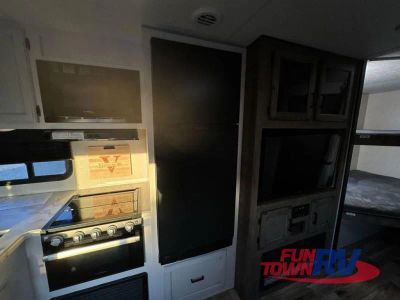2021 Venture RV SportTrek - Photo 29
