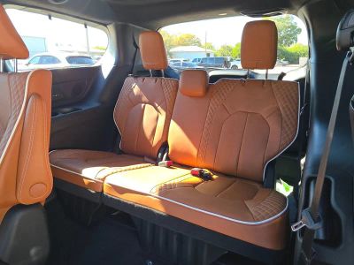 2026 Chrysler Pacifica — photo 7 view
