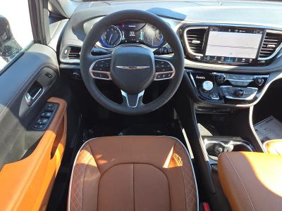 2026 Chrysler Pacifica — photo 12 view