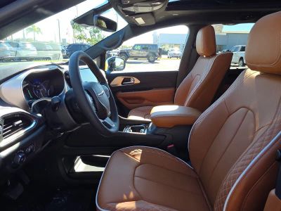2026 Chrysler Pacifica — photo 14 view