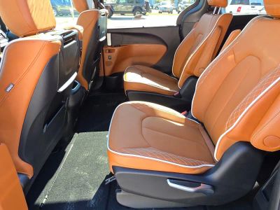 2026 Chrysler Pacifica — photo 9 view