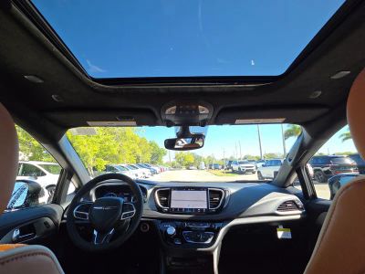 2026 Chrysler Pacifica — photo 11 view