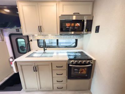 2027 Thor Motor Coach OMNI TRAIL — photo 7 view