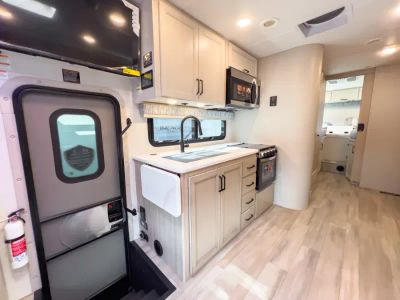 2027 Thor Motor Coach OMNI TRAIL — detail view