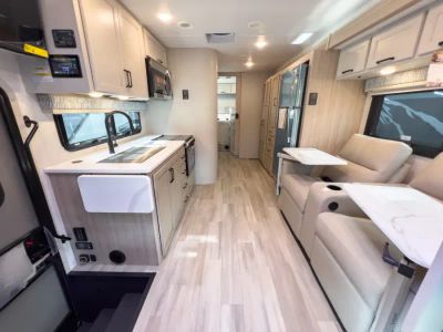 2027 Thor Motor Coach OMNI TRAIL — interior view