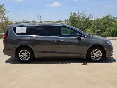 2025 Chrysler Pacifica — detail view