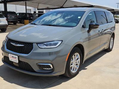 2025 Chrysler Pacifica Select in Ceramic Gray Clearcoat — front three-quarter view