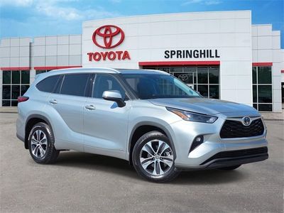 2022 Toyota Highlander Hybrid XLE — front three-quarter view