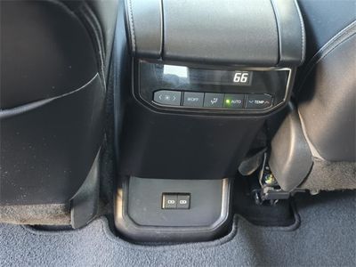 2022 Toyota Highlander Hybrid — photo 12 view