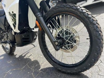 2025 Kawasaki KLR650 Pearl Crystal White/Metallic Carbon Gray ABS - Photo 8