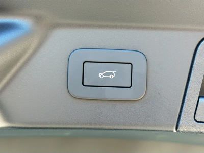 2026 Land Rover Range Rover Velar — photo 13 view