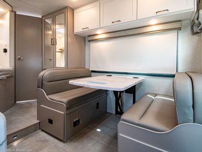 2026 Thor Motor Coach Quantum - Photo 8