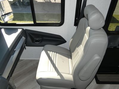 2026 Holiday Rambler Invicta - Photo 12