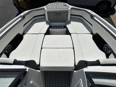 2025 Yamaha 252SE - Photo 9
